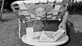 Meja yang aneh dengan lubang untuk membaca buku ini pernah muncul tahun 1968. Foto: Vintages