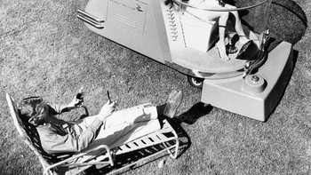Mesin pemotong rumput yang seakan dari masa depan ini dibuat tahun 1957. Ada kabinnya seperti di mobil lengkap dengan AC dan radio, serta pendingin minuman. Foto: Vintages