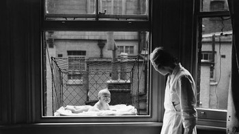 Semacam tempat untuk bayi, tapi malah seperti kandang untuk mereka yang ruangannya terbatas. Penemuan ini muncul di tahun 1937. Foto: Vintages