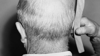 Penemuan di tahun 1950 ini manfaatnya untuk memperlicin dan memijat area botak di kepala. Foto: Vintages