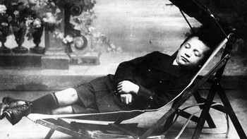 Ini sebenarnya adalah meja tapi bisa dilipat menjadi tempat tidur ringkas, diperkenalkan tahun 1913. Foto: Vintages