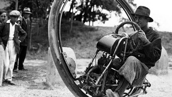 Penemu Swiss bernama M Gerder mengendarai motor ciptaannya dengan ban super besar. Tampak kurang nyaman, penemuannya ini kurang diterima. Foto: Vintages