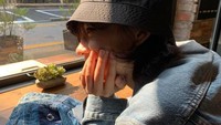 Di balik kesibukannya sebagai model sekaligus aktris, HoYeon Jung sangat gemar nongkrong di kafe. Menikmati waktu santai dengan memesan minuman yang segar menjadi pilihan HoYeon untuk refreshing. Foto: Instagram/hoooooyeony