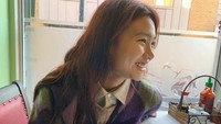 Saat menghabiskan waktu di kafe menjadi saat yang paling menyenangkan untuk HoYeon. Wajah sahabat Jennie BLACKPINK ini selalu terlihat sumringah ketika berada di kafe untuk menikmati makanan yang lezat. Foto: Instagram/hoooooyeony