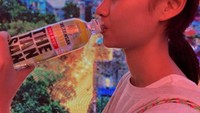 Selain kerap terlihat anggun dan keren, HoYeon juga sesekali tertangkap kamera dengan gayanya yang lucu. Menikmati minuman segar saat perjalanan pekerjaannya HoYeon terlihat lucu dengan ekspresinya. Foto: Instagram/hoooooyeony