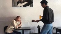Menikmati waktu santainya untuk pergi ke kafe bersama temannya juga begitu dinikmati HoYeon. Makan ayam goreng dan segelas bir menjadi favoritnya untuk bersantai di waktu luang. Foto: Instagram/hoooooyeony