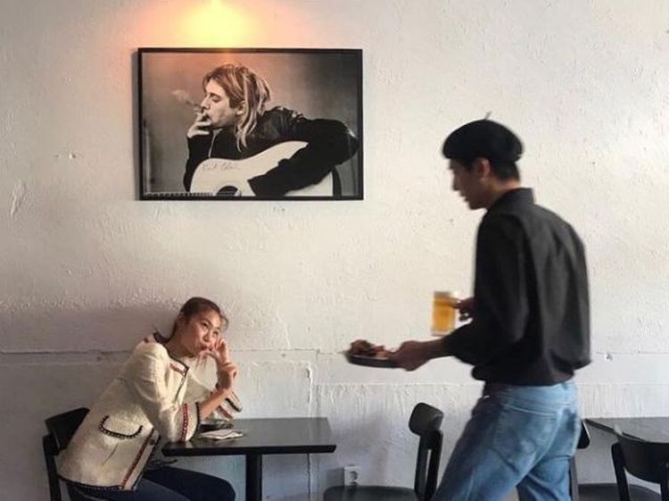 Squid Game Viral, Ini Momen HoYeon Jung Pemeran Sae Byeok Saat Nyantai di Kafe