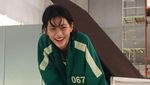 Squid Game Viral, Ini Momen HoYeon Jung Pemeran Sae Byeok Saat Nyantai di Kafe