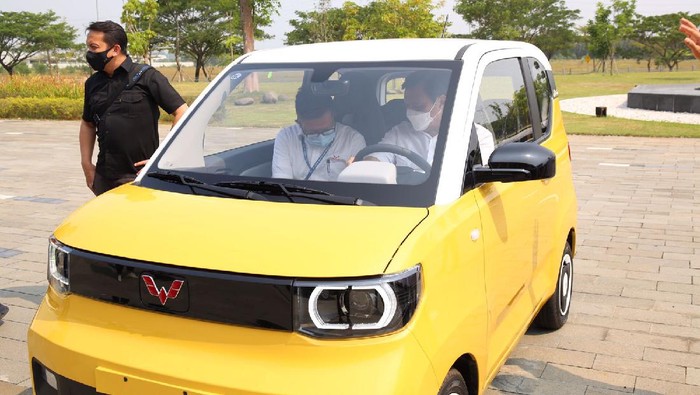 Gaya Luhut Jajal Mobil Listrik Kuning di Pabrik Karawang