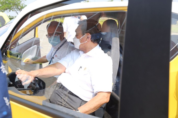 Gaya Luhut Jajal Mobil Listrik Kuning di Pabrik Karawang
