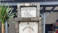 Bagian menarik lainnya di Gedung Filateli adalah berdirinya tugu prasasti di halaman belakang. Pada prasasti itu tertulis tujuan pendiriannya adalah untuk mengenang jasa orang-orang yang disebut sebagai pahlawan revolusi.  Foto: Putu Intan/detikcom