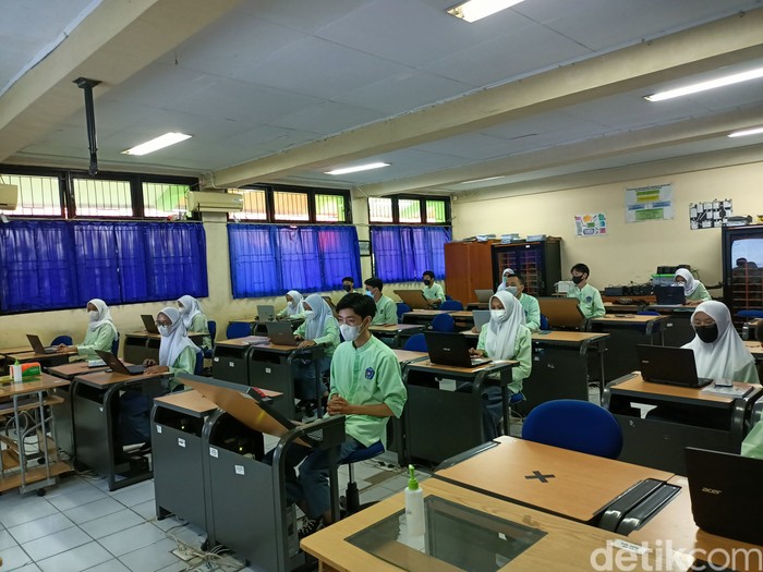 Gelar PTM Perdana, SMKN 13 Jakbar 95% Murid Telah Divaksin Corona (Karin Nur Secha/detikcom)