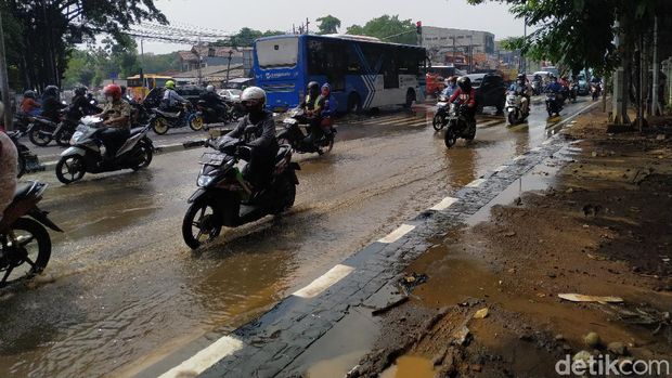 Genangan di Jl Raya Bogor, pertigaan Hek, Kramat Jati, Jakarta Timur, 1 Oktober 2021 pagi. (Athika Rahma/detikcom)