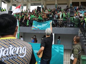 Dukung Tim Sepak Bola Jateng, Ganjar Justru Disambut Suporter Jatim