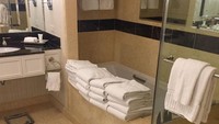 Di sebuah hotel di Las Vegas pengunjung mengaku tidak punya cukup handuk, jadi dia memberi tahu layanan kamar bahwa dia akan membayar US$1 untuk setiap handuk tambahan. Tapi nggak sebanyak ini juga kali. Foto: Brightside/Bereter/pikabu