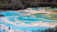Saking jernihnya air kolam, wisatawan yang datang ke sini bisa melihat dasar kolam dengan mata telanjang. (Getty Images/iStockphoto)