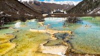 Ada beberapa area yang terkenal di Huanglong yaitu Kolam Lima Warna, Kolam Lima Warna, Kolam Kaca, Welcoming Guests Ponds, Air Terjun Feipu Liuhui), Washing Body Cave, Kolam Teratai, Kuil Huanglong Temple, Gua Huanglong, dan Kolam Bunga Zhuanhua Chi. (Getty Images/iStockphoto)