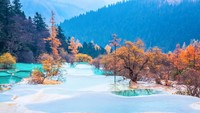 Saking cantiknya danau-danau ini, ada pepatah dari Jiuhaigou dan Huanglong yang mengatakan bahwa cantiknya danau ini tak bisa dijelaskan kepada mereka yang belum pernah melihatnya. (Getty Images/iStockphoto)