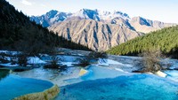 Waktu terbaik untuk mengunjungi danau ini adalah Juli-Agustus, karena cuacanya hangat. Namun, Huanglong sudah ramai mulai dari April-November. (Getty Images/iStockphoto)