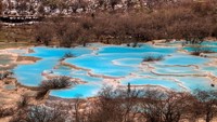 Kolam-kolam ini terbentuk dari batu kapur yang diendapkan oleh mata air mineral yang alami. (Getty Images/iStockphoto)