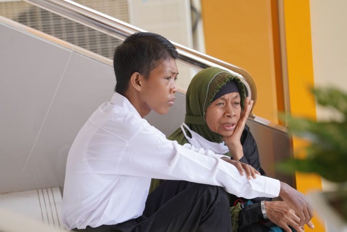 Ibu Antar Anak Tes CPNS Ibu Antar Anak Tes CPNS