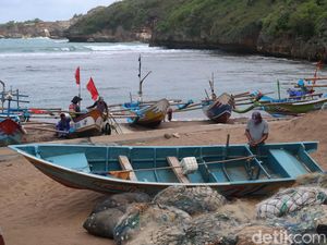Potensi Gelombang Tinggi Pantai Selatan, Nelayan Gunungkidul Parkir Kapal