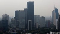 Namun seiring dengan adanya pandemi Covid-19 yang terjadi di Indonesia sejak Maret 2020, perekonomian DKI Jakarta pada tahun 2020 mengalami kontraksi sebesar minus 2,36% year on year (yoy), lebih dalam dari kontraksi perekonomian nasional minus 2,07% yoy.