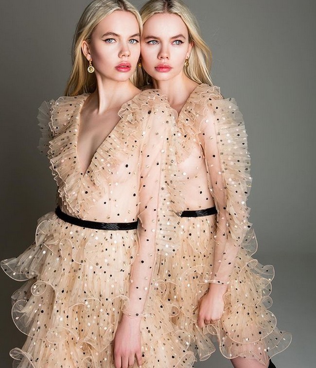 Ini model kembar yang sensasional karena kemiripan mereka yang identik. Mereka adalah Inka dan Neele Hoeper. Foto: dok. Instagram/@hoepertwins