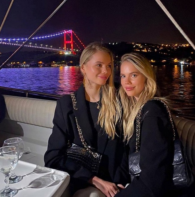 Kamu telah menemukan belahan hati bersama kembaranmu, jadi kamu tidak merasa ada sesuatu yang hilang, ucap kembar 25 tahun itu Foto: dok. Instagram/@hoepertwins