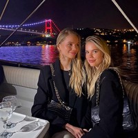 Kamu telah menemukan belahan hati bersama kembaranmu, jadi kamu tidak merasa ada sesuatu yang hilang, ucap kembar 25 tahun itu Foto: dok. Instagram/@hoepertwins