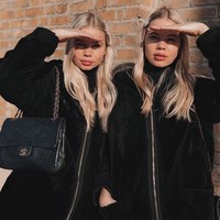 Inka dan Neele mengaku tidak bisa dipisahkan. Mereka bahkan selalu menggunakan pakaian yang sama kemanapun mereka pergi. Bahkan pose mereka pun identik. Foto: dok. Instagram/@hoepertwins