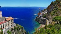Pantai Amalfi, Italia Pegunungan yang rimbun, desa yang penuh warna, dan air sebening kristal: tidak heran rute pesisir ini ditampilkan dalam banyak film dan secara resmi diakui sebagai situs Warisan Dunia. Foto: Dok. Istimewa/brightside