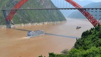 Kalo jatuh kecebur. Ini di Wushan Yangtze River Bridge, China. Foto: Dok. Istimewa/brightside