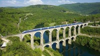 Ada kereta lewat tuh di Cize–Bolozon Viaduct, France. Foto: Dok. Istimewa/brightside