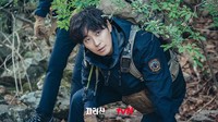 Bersama Jun Ji Hyun, mereka diminta menginvestigasi sebuah insiden misterius di gunung. Foto: (dok. tvN)