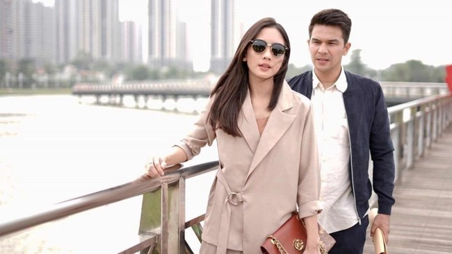 Kedekatan antara Jonathan Frizzy dan Ririn Dwi Ariyanti semakin merebak usai keduanya dipasangkan di dalam sebuah sinetron baru. Dalam sinetron bertajuk Raden Kian Santang: Mahkota Baru Pajajaran yang tayang di MNC TV, Jonathan Frizzy dan Ririn Dwi Ariyanti berperan sebagai pasangan kekasih. Foto: Instagram.com/ririndwiariyanti