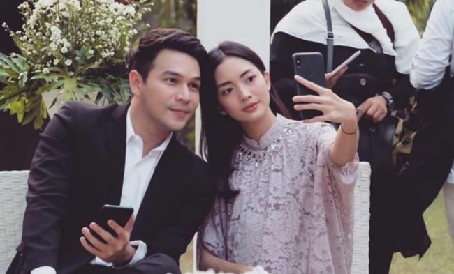 Kedekatan antara Jonathan Frizzy dan Ririn Dwi Ariyanti itulah yang diduga memancing kecemburuan sang istri, Dhena Devanka. Namun Jonathan Frizzy sendiri telah membantah isu adanya orang ketiga di dalam hubungan rumah tangganya. Jonathan Frizzy justru mengaku sudah dianiaya oleh sang istri dan telah balik melaporkannya. Foto: Instagram.com/team.nara