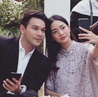 Kedekatan antara Jonathan Frizzy dan Ririn Dwi Ariyanti itulah yang diduga memancing kecemburuan sang istri, Dhena Devanka. Namun Jonathan Frizzy sendiri telah membantah isu adanya orang ketiga di dalam hubungan rumah tangganya. Jonathan Frizzy justru mengaku sudah dianiaya oleh sang istri dan telah balik melaporkannya. Foto: Instagram.com/team.nara