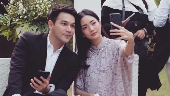 Jonathan Frizzy dan Ririn Dwi Ariyanti