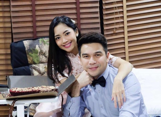 Beberapa waktu lalu, Jonathan Frizzy dan Ririn Dwi Ariyanti sempat kepergok sedang pergi bersama. Jonathan sendiri lebih memilih untuk diam, sedangkan Ririn hanya menjelaskan bahwa dia akan memberi klarifikasi di lain waktu karena sedang terburu-buru pergi syuting. Foto: Instagram.com/team.nara