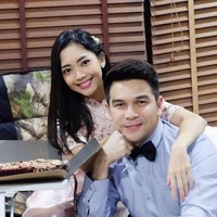 Beberapa waktu lalu, Jonathan Frizzy dan Ririn Dwi Ariyanti sempat kepergok sedang pergi bersama. Jonathan sendiri lebih memilih untuk diam, sedangkan Ririn hanya menjelaskan bahwa dia akan memberi klarifikasi di lain waktu karena sedang terburu-buru pergi syuting. Foto: Instagram.com/team.nara