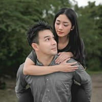 Begini potret kebersamaan Jonathan Frizzy dan Ririn Dwi Ariyanti saat berada di lokasi syuting. Chemistry keduanya memang berhasil bikin penonton jadi ikutan baper. Foto: Instagram.com/team.nara