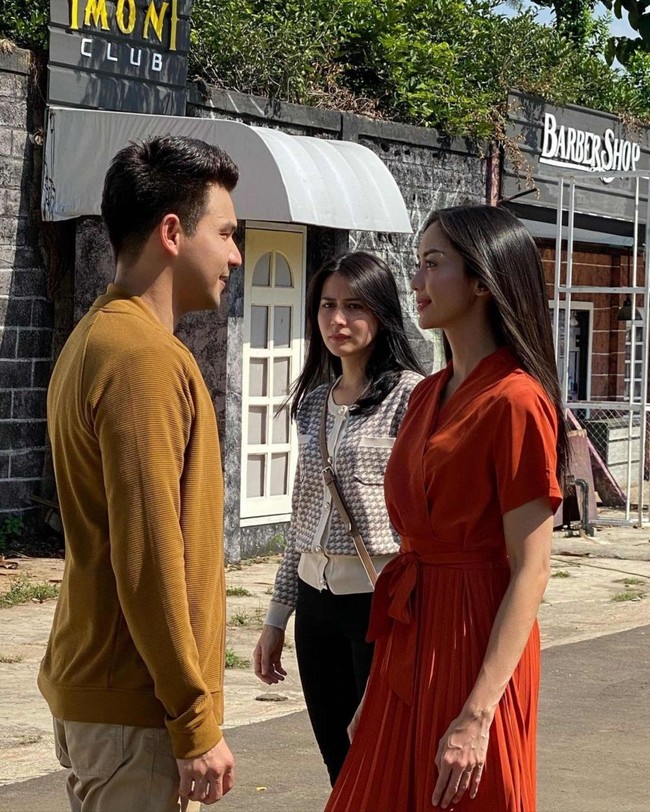 Karena sering dipasangkan sebagai pasangan kekasih di dalam sinetron, tak heran jika chemistry keduanya mampu membuat penonton jadi terbawa perasaan. Seperti dalam foto yang satu ini, yang memperlihatkan keduanya saat sedang berfoto bersama. Foto: Instagram.com/ijonkfrizzy