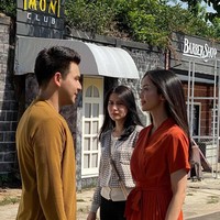 Karena sering dipasangkan sebagai pasangan kekasih di dalam sinetron, tak heran jika chemistry keduanya mampu membuat penonton jadi terbawa perasaan. Seperti dalam foto yang satu ini, yang memperlihatkan keduanya saat sedang berfoto bersama. Foto: Instagram.com/ijonkfrizzy