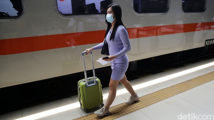 Penumpang menaiki kerete api ekonomi Airlangga di Stasiun Pasar Senen, Jakarta, Jumat (1/10/2021). Mulai 1 Oktober KAI mengoperasikan KA Airlangga yang merupakan KA kelas ekonomi PSO dengan relasi Pasar Senen-Surabaya Pasar Turi.