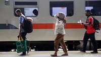 Penumpang menaiki kerete api ekonomi Airlangga di Stasiun Pasar Senen, Jakarta.