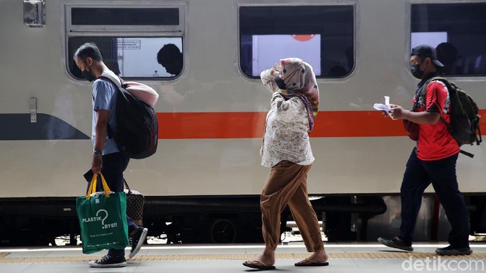Penumpang menaiki kerete api ekonomi Airlangga di Stasiun Pasar Senen, Jakarta, Jumat (1/10/2021). Mulai 1 Oktober KAI mengoperasikan KA Airlangga yang merupakan KA kelas ekonomi PSO dengan relasi Pasar Senen-Surabaya Pasar Turi.
