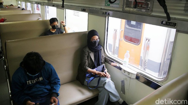 KA Airlangga Beroperasi Perdana Penumpang menaiki kerete api ekonomi Airlangga di Stasiun Pasar Senen, Jakarta, Jumat (1/10/2021). Mulai 1 Oktober KAI mengoperasikan KA Airlangga yang merupakan KA kelas ekonomi PSO dengan relasi Pasar Senen-Surabaya Pasar Turi.