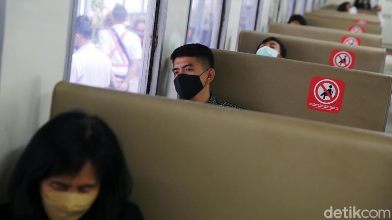 KA Airlangga Beroperasi Perdana Penumpang menaiki kerete api ekonomi Airlangga di Stasiun Pasar Senen, Jakarta, Jumat (1/10/2021). Mulai 1 Oktober KAI mengoperasikan KA Airlangga yang merupakan KA kelas ekonomi PSO dengan relasi Pasar Senen-Surabaya Pasar Turi.