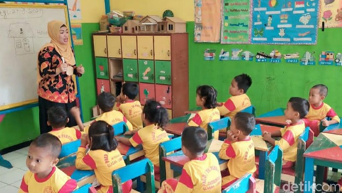 Di sela kesibukannya, seorang kepala desa (Kades) di Lamongan masih menyisihkan waktu untuk mengajar TK. Itu ia lakukan tanpa bayaran.